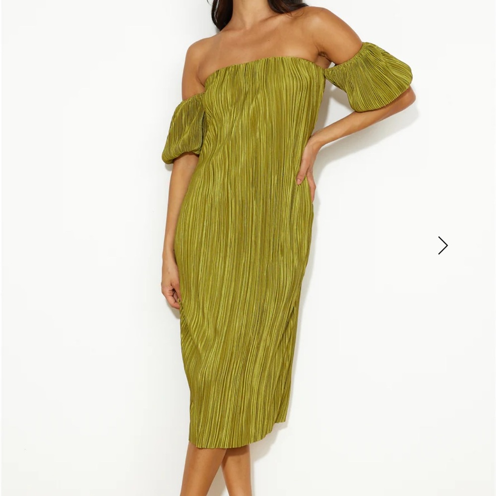 Hello Molly Green Pleated Off-Shoulder Midi Dress